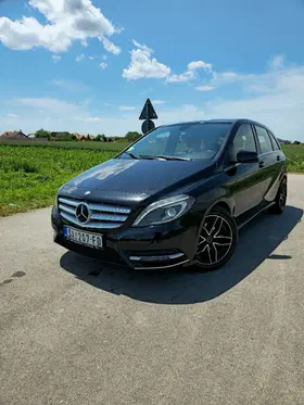 Mercedes-Benz B 180