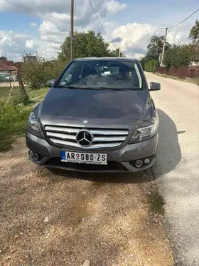 Mercedes-Benz B 180
